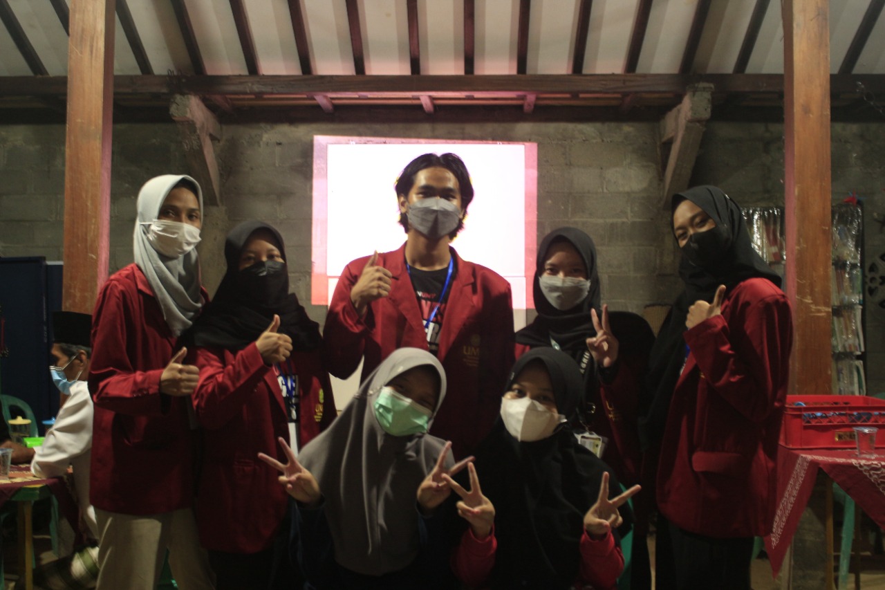 Karang Taruna Anjir mendapat Kenang-kenangan dari Kelompok 075 KKN UMY pada Momen Perpisahan